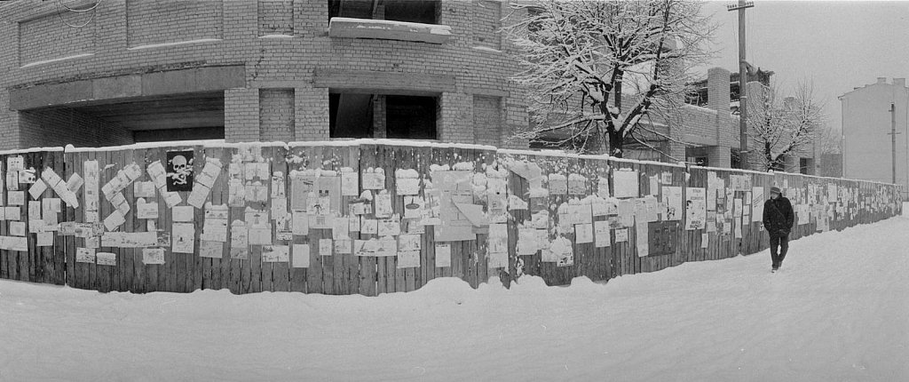 Vaikų piešiniai ir plakatai ant tvoros Gedimino prospekte.  1991.02.14. Fot. Aloyzas Petrašiūnas